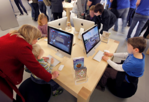 kids-apple-store-blurred